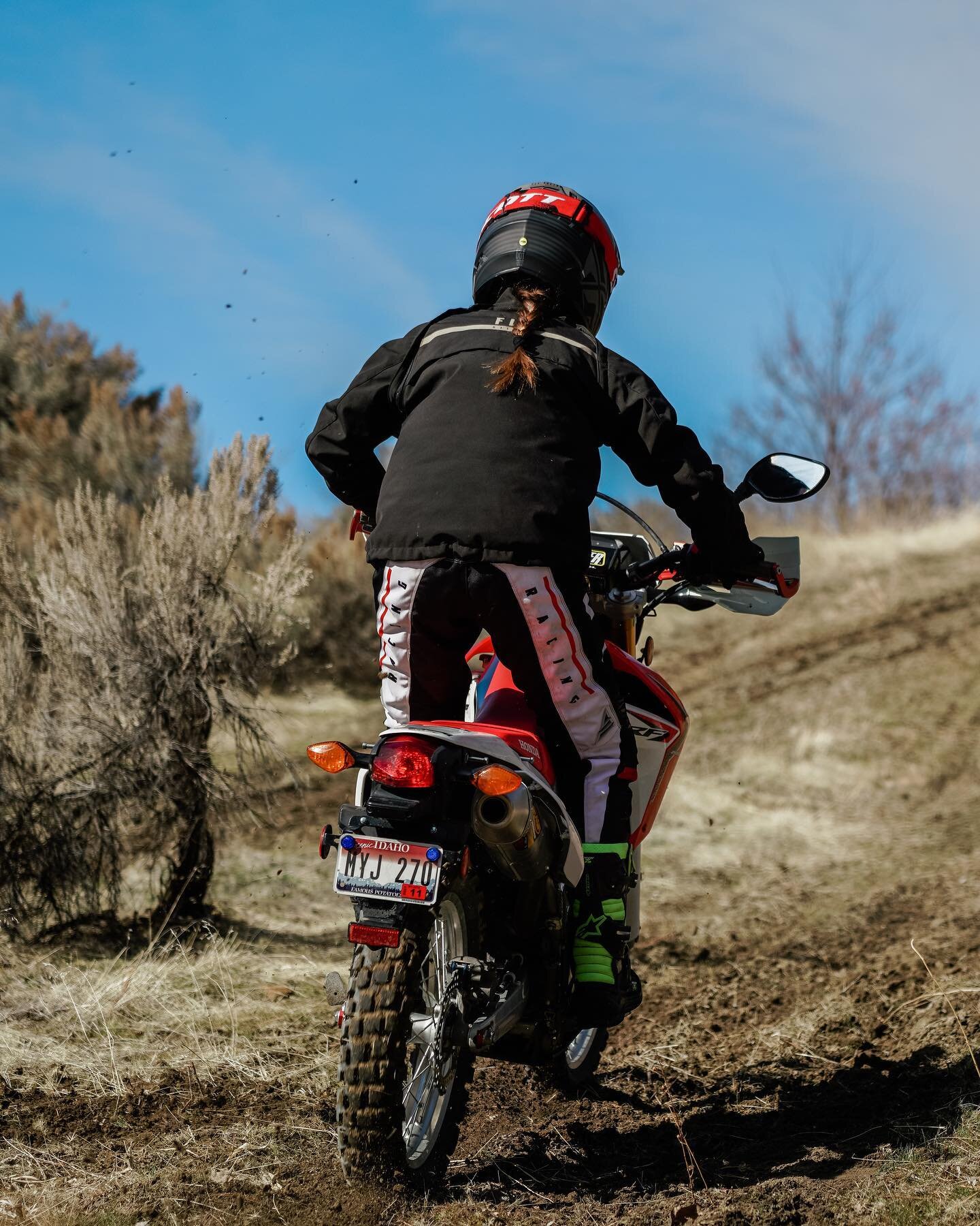 While the CRF250L is a great bike for entry level adventure tourers, the seat height is too tall for most riders to be confident. Our CRF250L-2 lowering link lowers the seat height about 1.5&rdquo; to make your ride a little more enjoyable.

📸 @tare