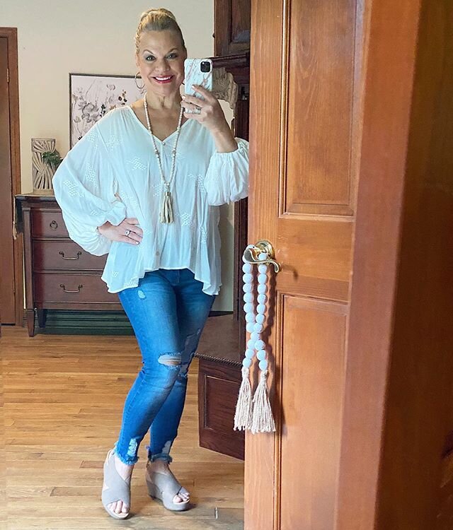 🌼Every day is a beautiful day to count your blessings! I&rsquo;m so grateful today for my family and friends. They fill my life with so much love. What are you thankful for today?
🌼
#overfiftyandblessed 
#fabover40#fabover50
#fabatanyage#beageless 