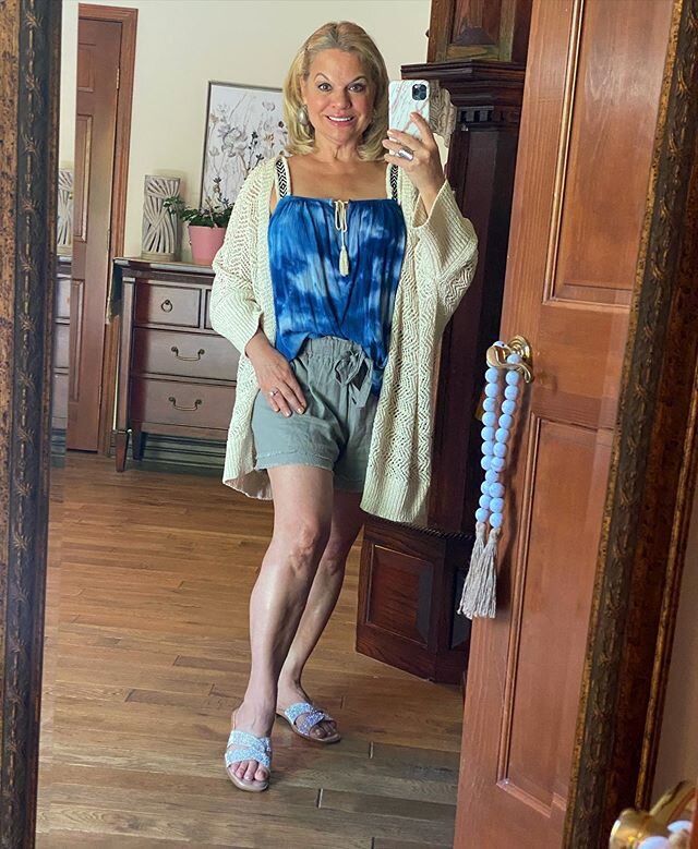💙🤍💙I&rsquo;m totally loving this summer weather in Chicago! The temps have been warm and skies have been sunny and blue!☀️ I&rsquo;m wearing tie dye today with linen shorts~ I love the boho vibe of tie dye. You can click the link in my bio to shop