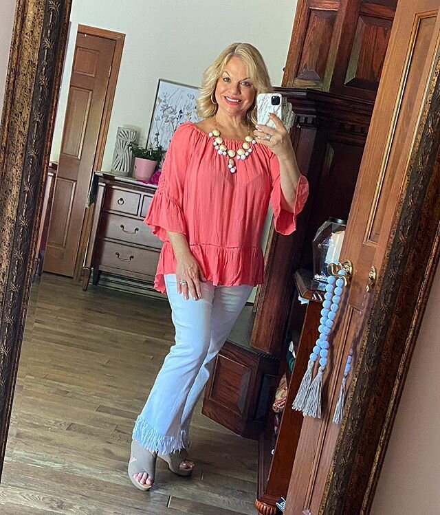 🧡🌼🧡Happy Friday! I&rsquo;m looking forward to the weekend~ weather forecast looks beautiful.☀️ What are your plans for the weekend?
🧡🌼🧡
I&rsquo;ve linked this outfit on the LIKEtoKNOW.it app. I also have a category of off the shoulder tops~ my 