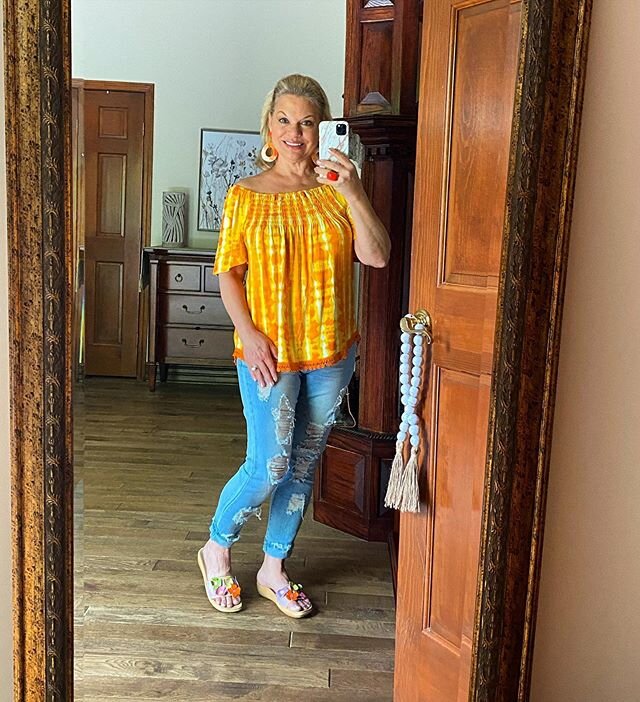 🧡Happy Monday... fresh start, new week! I love the thought that anything is possible with every new week~ new hopes, renewed dreams. Let&rsquo;s make this one a good one!
🧡
I&rsquo;ve linked more tie dye on the free LIKEtoKNOW.it app. I&rsquo;ve al