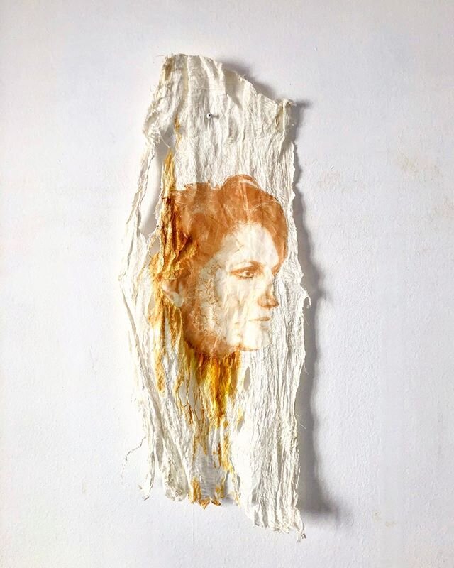 D&iacute;a 19: Lunes 
Litho-install piece, printed lithograph on vegetable paper, blind-stitched to handmade bamboo fiber paper.
Never stop creating, I think it&rsquo;s keeping me sane during total confinement!!!🤪
#andreamindellcohen 
#cleopatrasobs