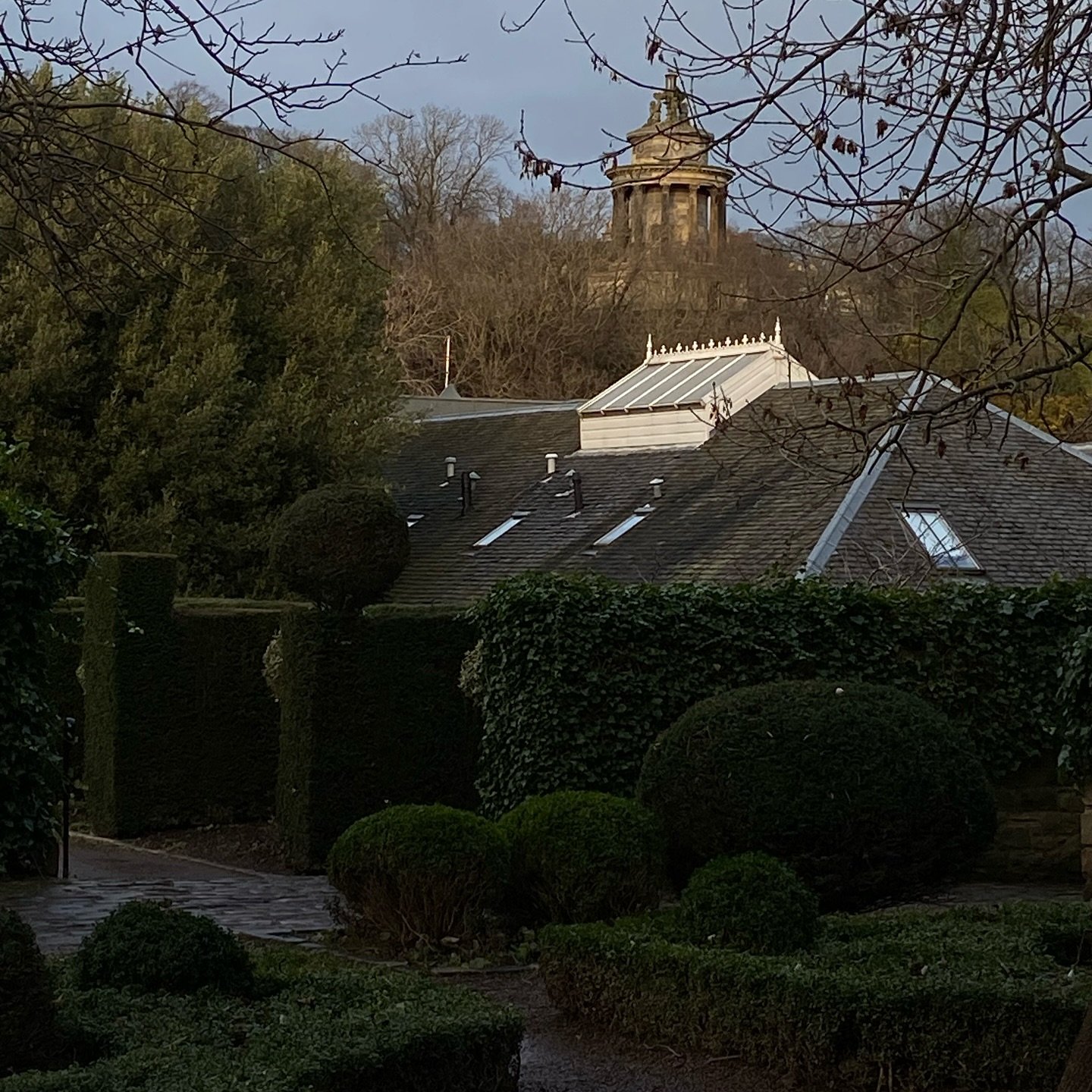 A November day in Edinburgh.
Unseasonably warm but still moody.
Perfect.

#edinburgh #scotlandlover #auldreekie #edinburghcity #loveit