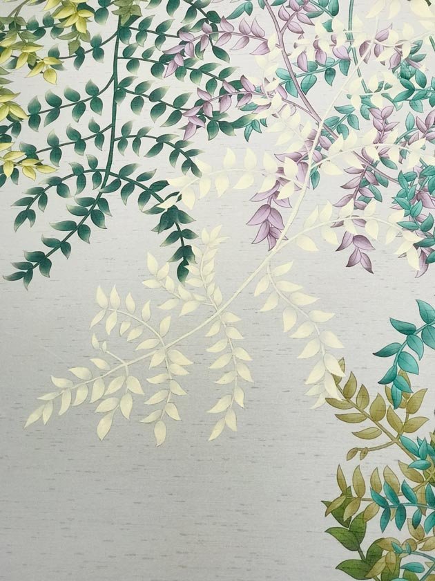  Close-up of luxury wallpaper with green and purple leaves, gold leaf details, and embroidery, perfect for sophisticated interiors. 