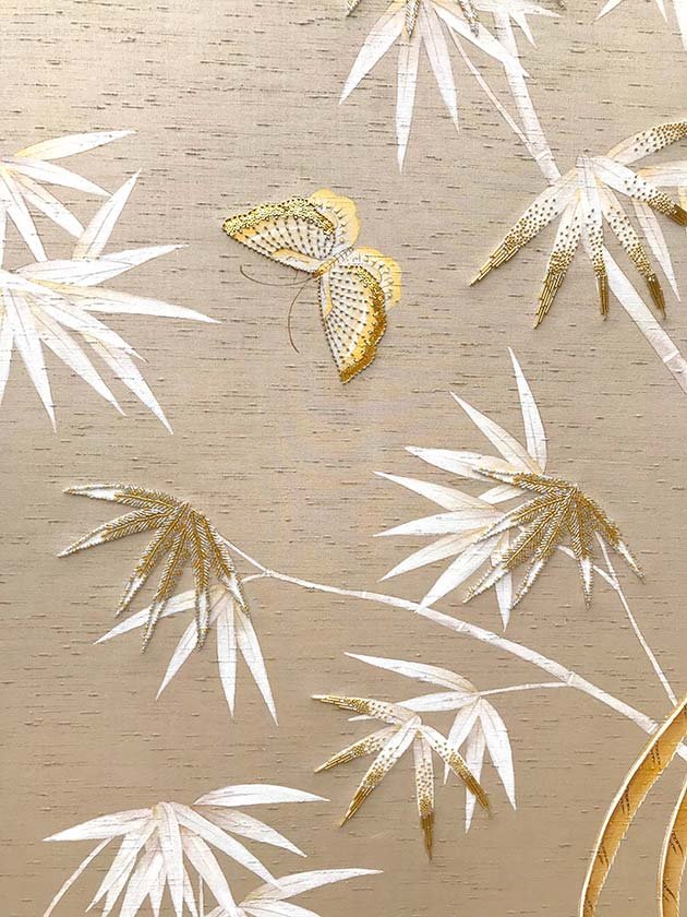  Hand-painted Chinoiserie wallpaper with white bamboo leaves and yellow butterfly on a beige background, reflecting the elegance expected by luxury interior designers. 