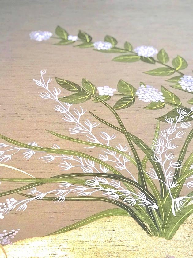  Luxurious close-up view of hand-painted Ikebana wallpaper, showcasing detailed creamy white flowers and lush greenery for designer spaces. 