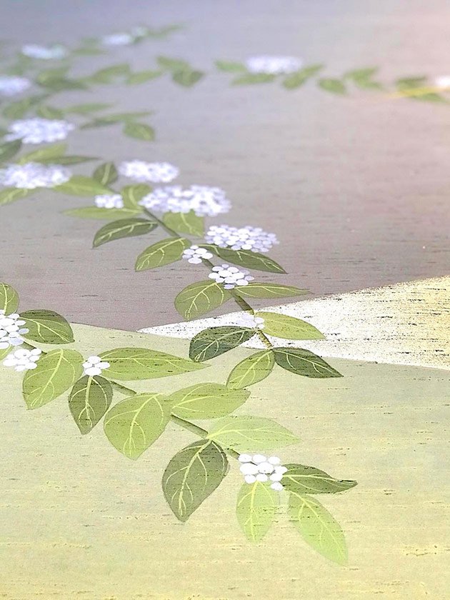  Elegant close-up of designer ikebana wallpaper, hand-painted with creamy white flowers against vibrant green leaves for luxurious interiors. 