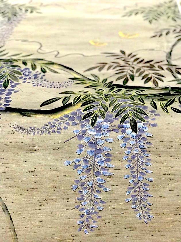  Artistic Wisteria Palace Wallpaper: Detailed flowers and leaves in white and green on a warm yellow Thai silk background, a masterpiece of luxury decor. 