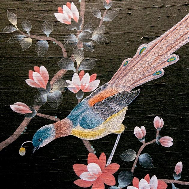  Luxurious Toro Lanterns Hand-Painted Wallpaper: A vivid bird on a branch with pink, yellow, and green accents on a black background, a statement piece for designer oriental decoration. 