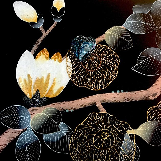  Hand-painted Toro Lanterns Wallpaper: Realistic white and yellow flowers with green leaves on a mysterious black background, crafted for enchanting luxury and oriental interiors. 