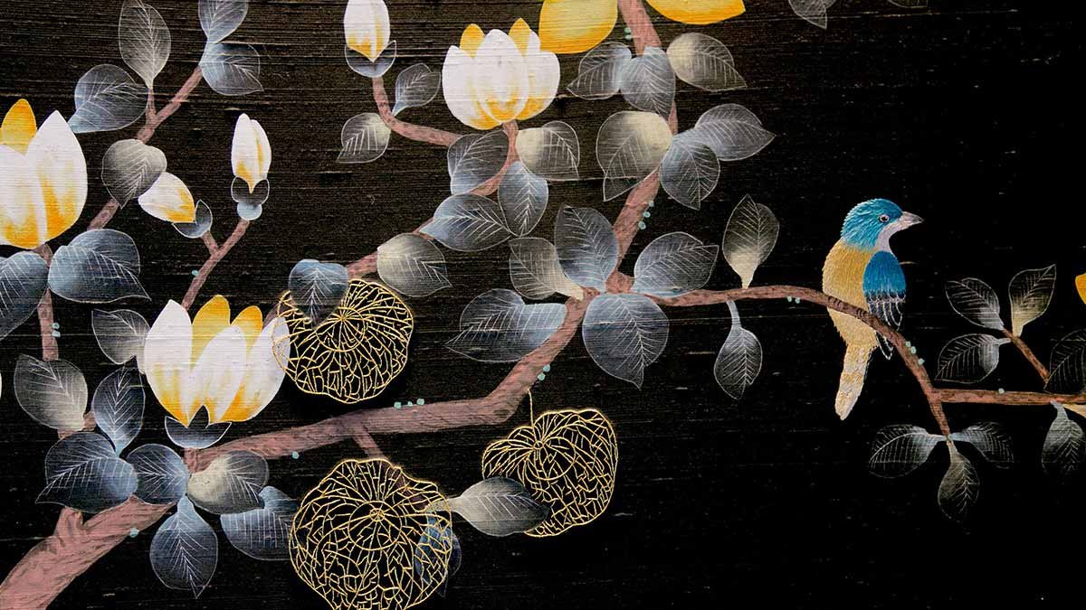  Toro Lanterns luxury wallpaper: A gold lantern with a yellow tassel on a black background creates a warm, inviting scene, perfect for high-end oriental interior designs. 