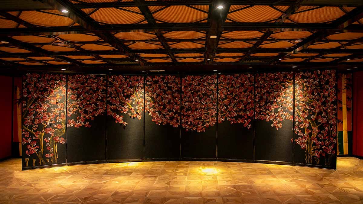  Elegant Room with Cherry Blossoms Canopy Wallpaper: Dark wood walls and a black screen adorned with delicate cherry blossoms, perfect for luxury oriental interior decoration. 