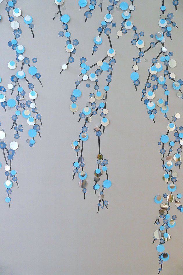  Elegant Lollipop Hand-Painted Wallpaper: A serene depiction of a curved tree branch adorned with blue berries, set against a white backdrop for tranquil luxury interiors. 