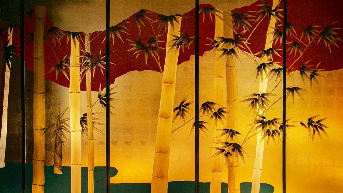  Exquisite Bamboo Haven Chinoiserie Hand-Painted Wallpaper: Detailed and vibrant Chinese art portraying a serene bamboo forest in balance, a masterpiece for high-end oriental decor. 