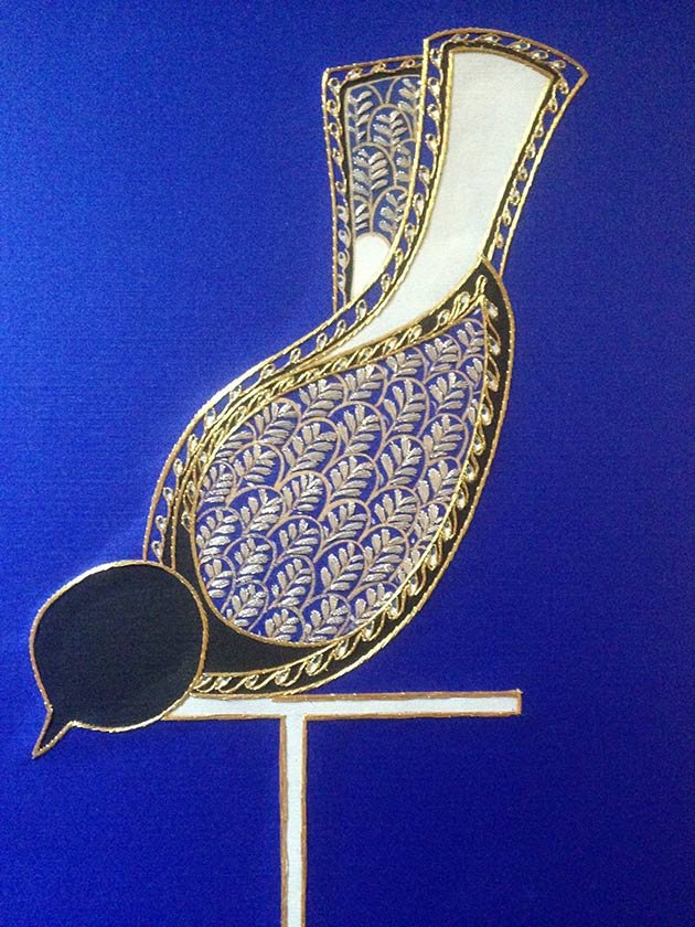  Elegant hand-painted wallpaper of a black, white, and gold bird sitting on a white pole against a tranquil blue background, ideal for luxury interior spaces. 