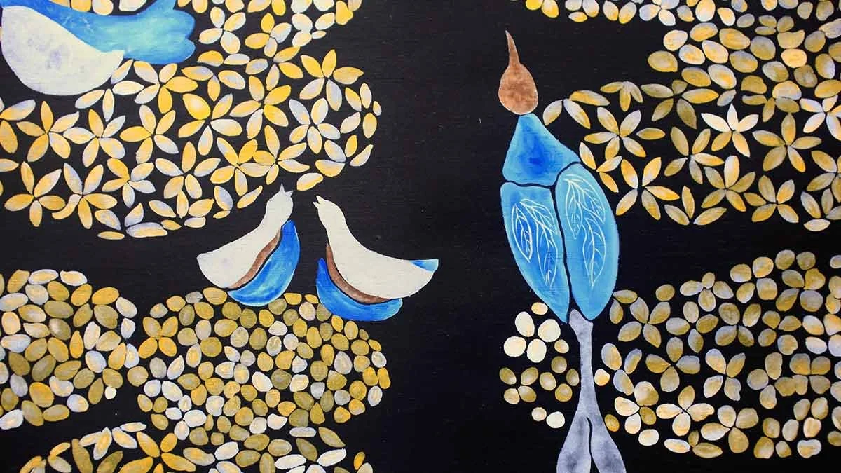  Elegant Cloud Tree wallpaper showcasing blue and white birds with yellow and white flowers on a black background, ideal for sophisticated room designs. 