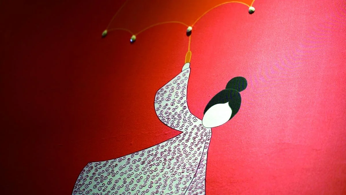  Elegant women in red and white dresses on a staircase, depicted in Pagoda Chinoiserie wallpaper, evoking an Imperial court ambiance suitable for sophisticated interiors. 
