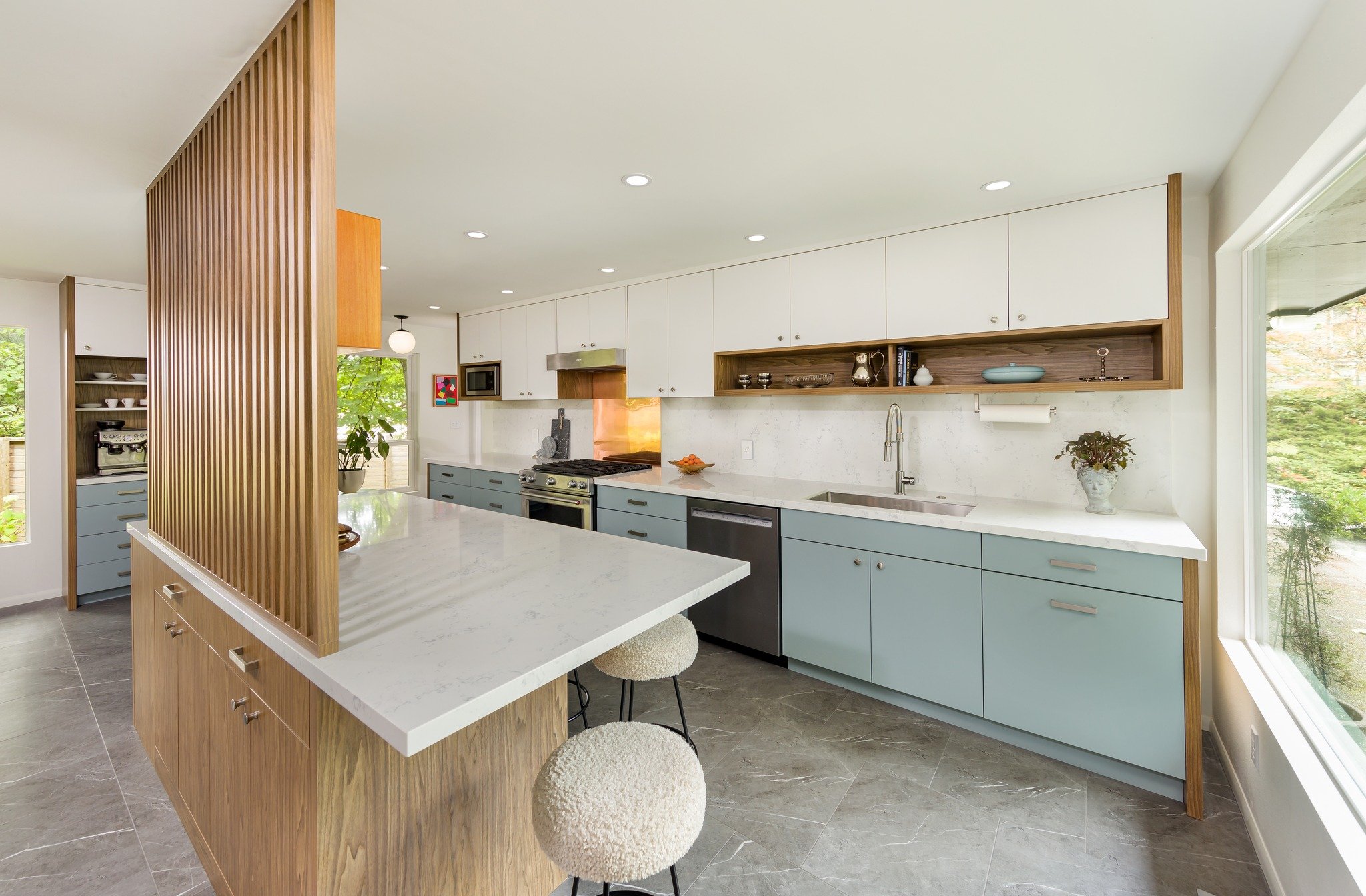 Let's take a closer look at this modern kitchen design&mdash;it's the little things that truly make it special! From the elegant slatted wall to the inviting open shelves, each detail adds its own touch of charm. With slate look floors, copper backsp