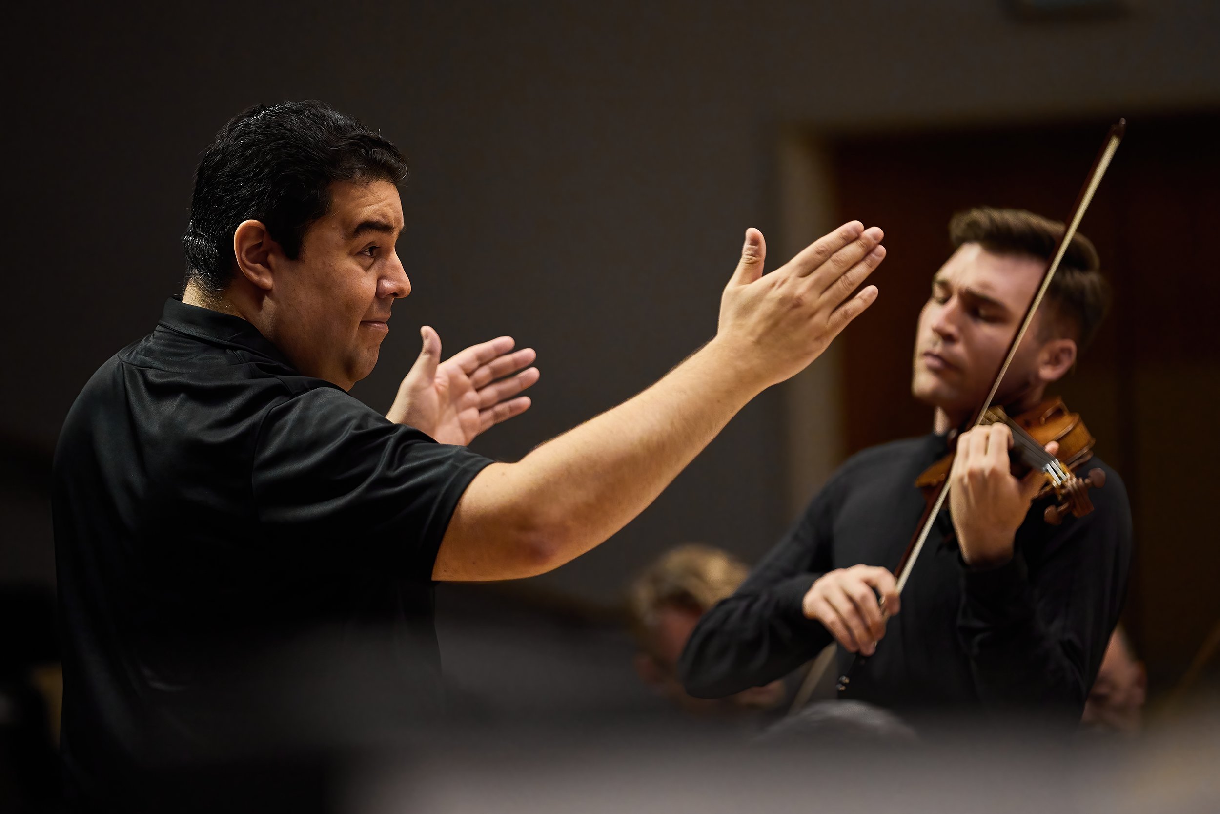  Tito Munoz conducts the Bellingham Festival of Music orchestra with violin soloist Alexi Kenney in a performance of the Samuel Barber Concerto for Violin. July, 2023. 
