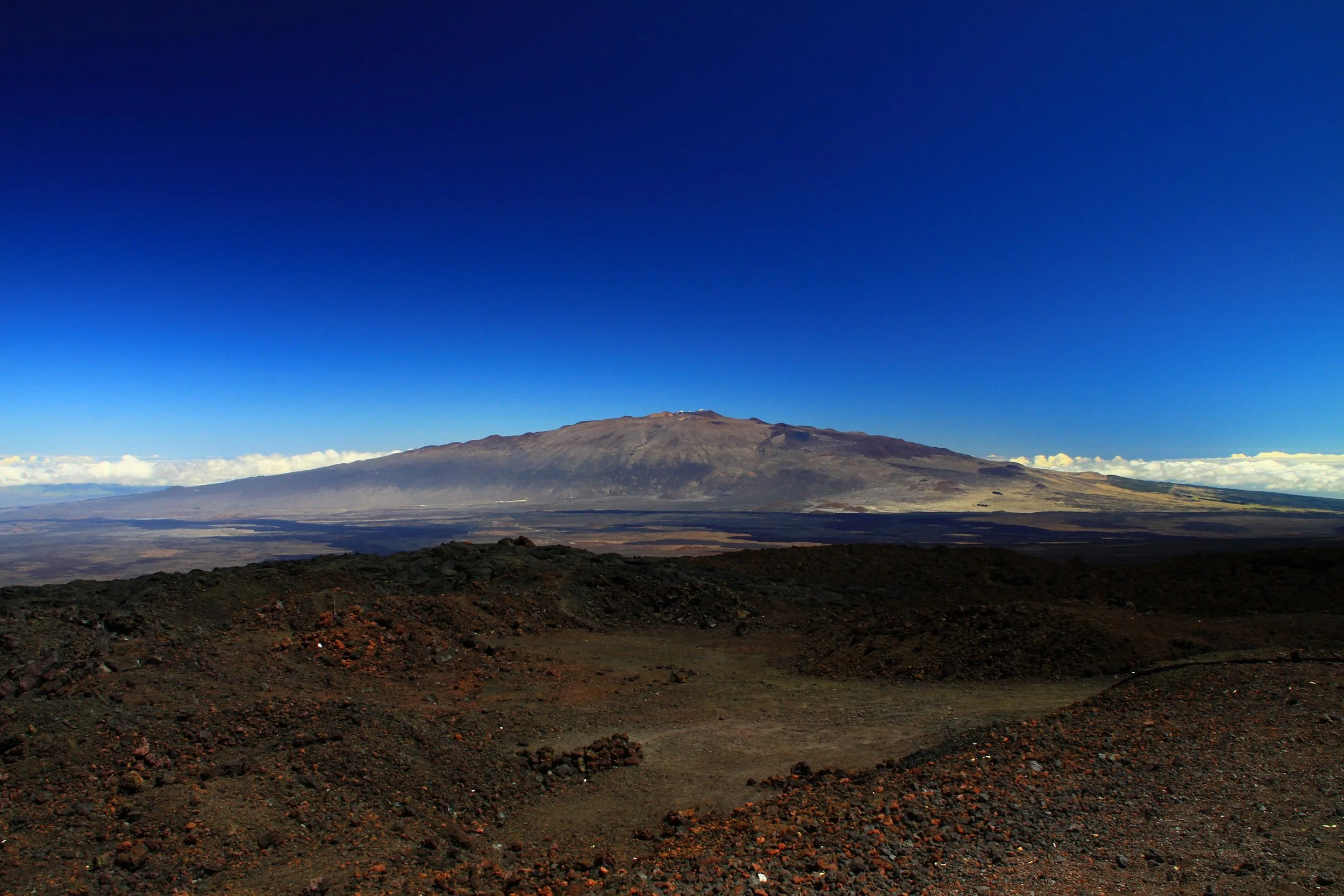 2560px-Mauna_Kea_from_Mauna_Loa_Observatory,_Hawaii_-_20100913.jpg