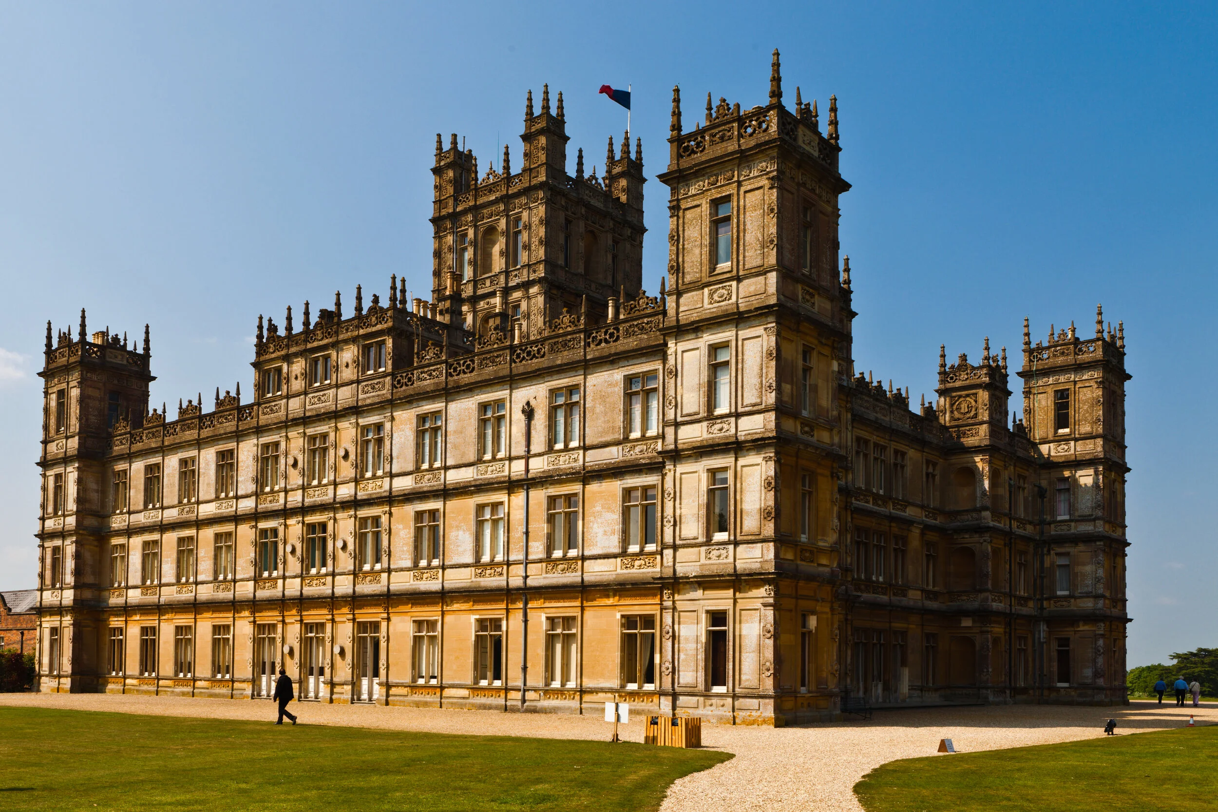 Highclere Castle By Richard Munckton from Windsor, Melbourne, Australia - Downton Abbey (Highclere Castle), CC BY 2.0, https://commons.wikimedia.org/w/index.php?curid=17687993
