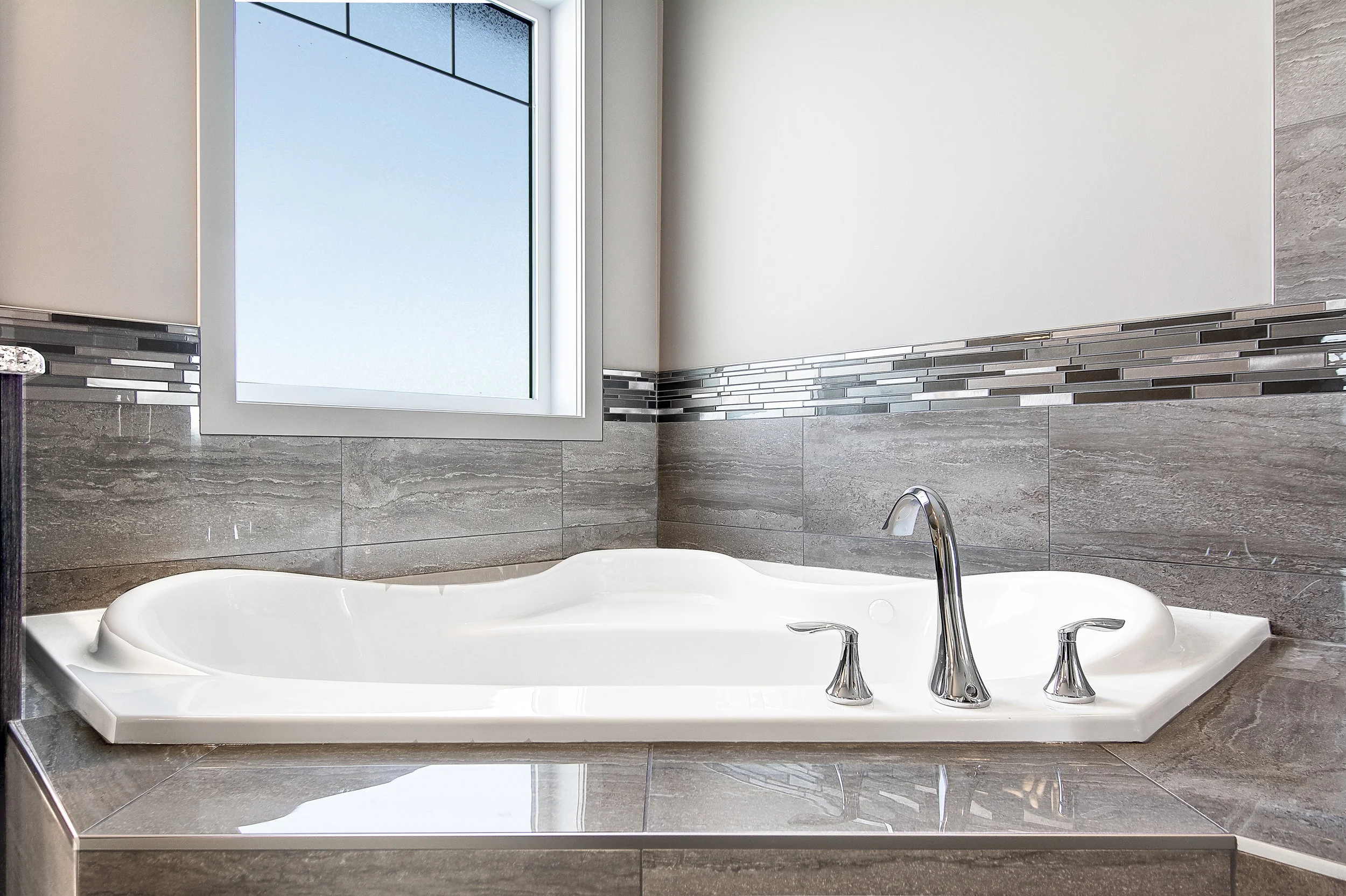 24-upper master bath jetted tub-.jpg