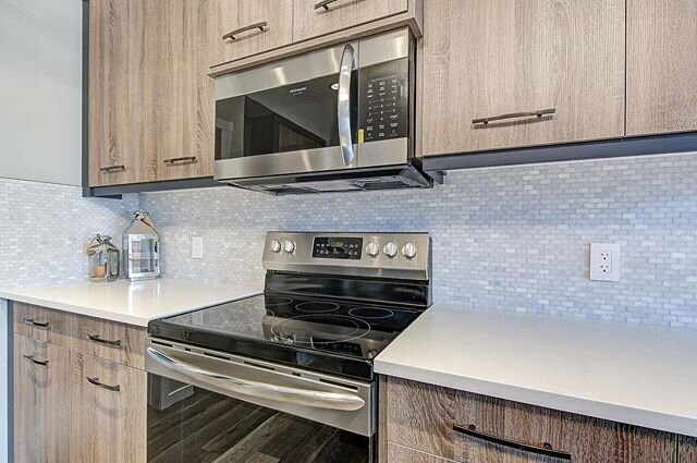 TWO TONE | We loved playing with contrasting colours in this kitchen to create an eye catching pop! Swipe to see the full kitchen
#kitchendesign #interiordesign #AquillaHomes #strathmore #Calgaryhomes #customhomes #customhomebuilder #builtbetter #des