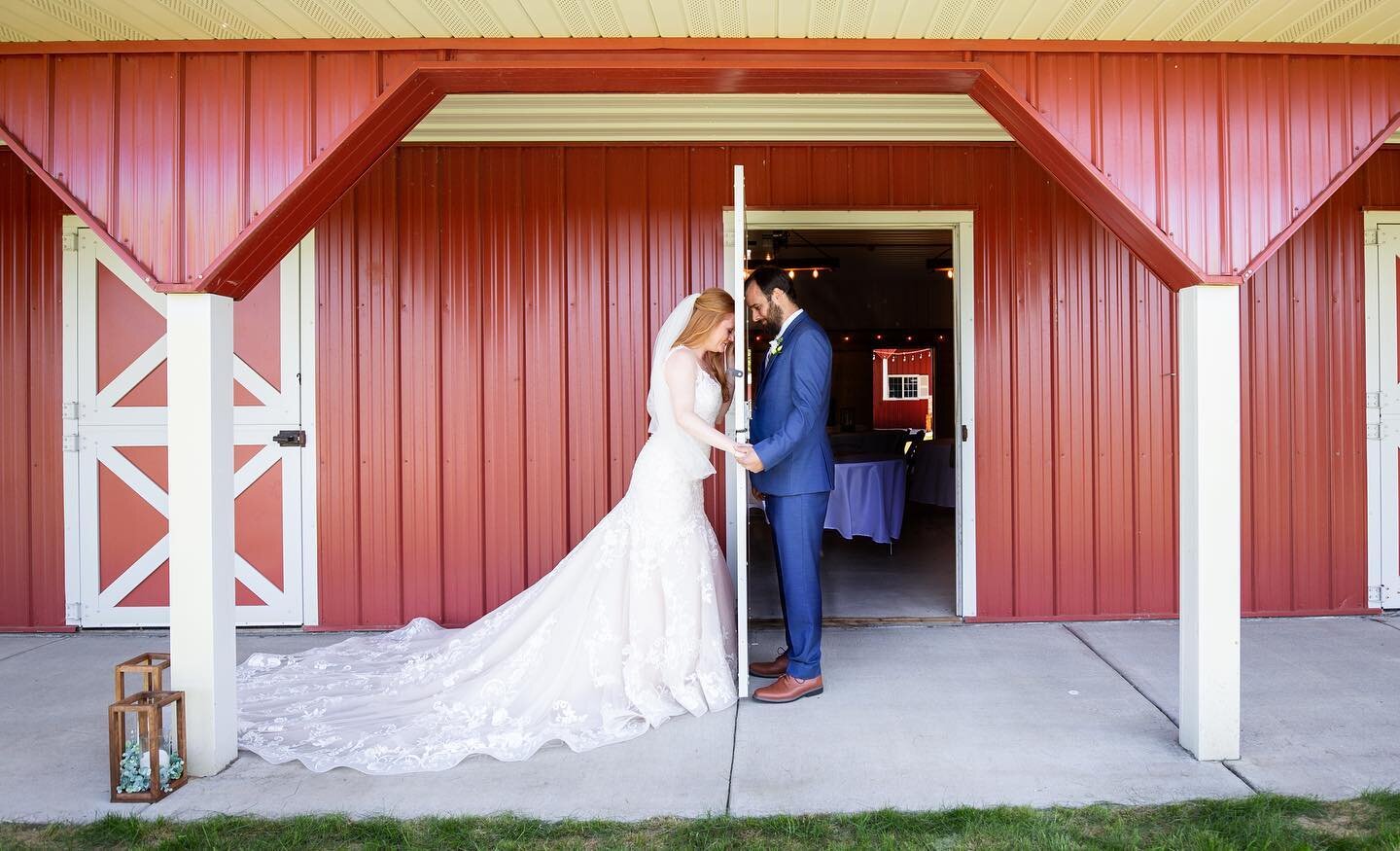 How sweet is this moment before tying the knot?! 🥰 
 
📸 @melissastephanphotography 
&bull; 
&bull; 
&bull; 
#minnesotawedding #barnvenues #northernmn #mnbrides #minnesotabrides #wedding #weddingday #crosslakemnwedding #crosslakemn #whitefishchain #