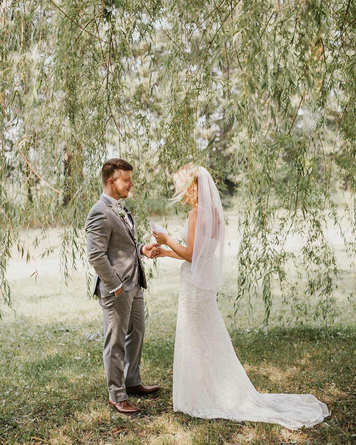 POV: Beautiful couple, on a beautiful day, at a beautiful venue - what else do you need?! 😍
 
📸 @haleypeterson_photos