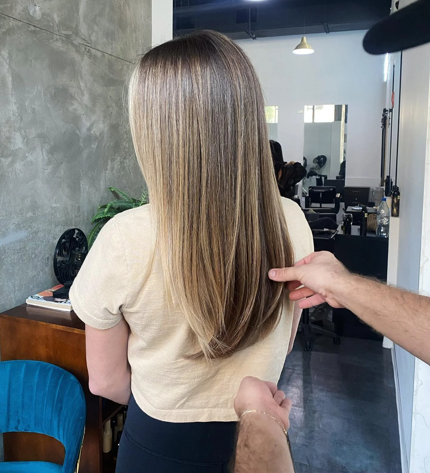 FALL // BRONDE 🤎🍁
&bull;
&bull;
To book an appointment 📲 407-270-9595

 #dayinthelife #IGK #hair #hairbykev #kbcolour #summer #hairstylist #orlandostylist #orlando #ftlaurderdale #beauty #orlandocolorist #transformation 
#extensions #extensionspec