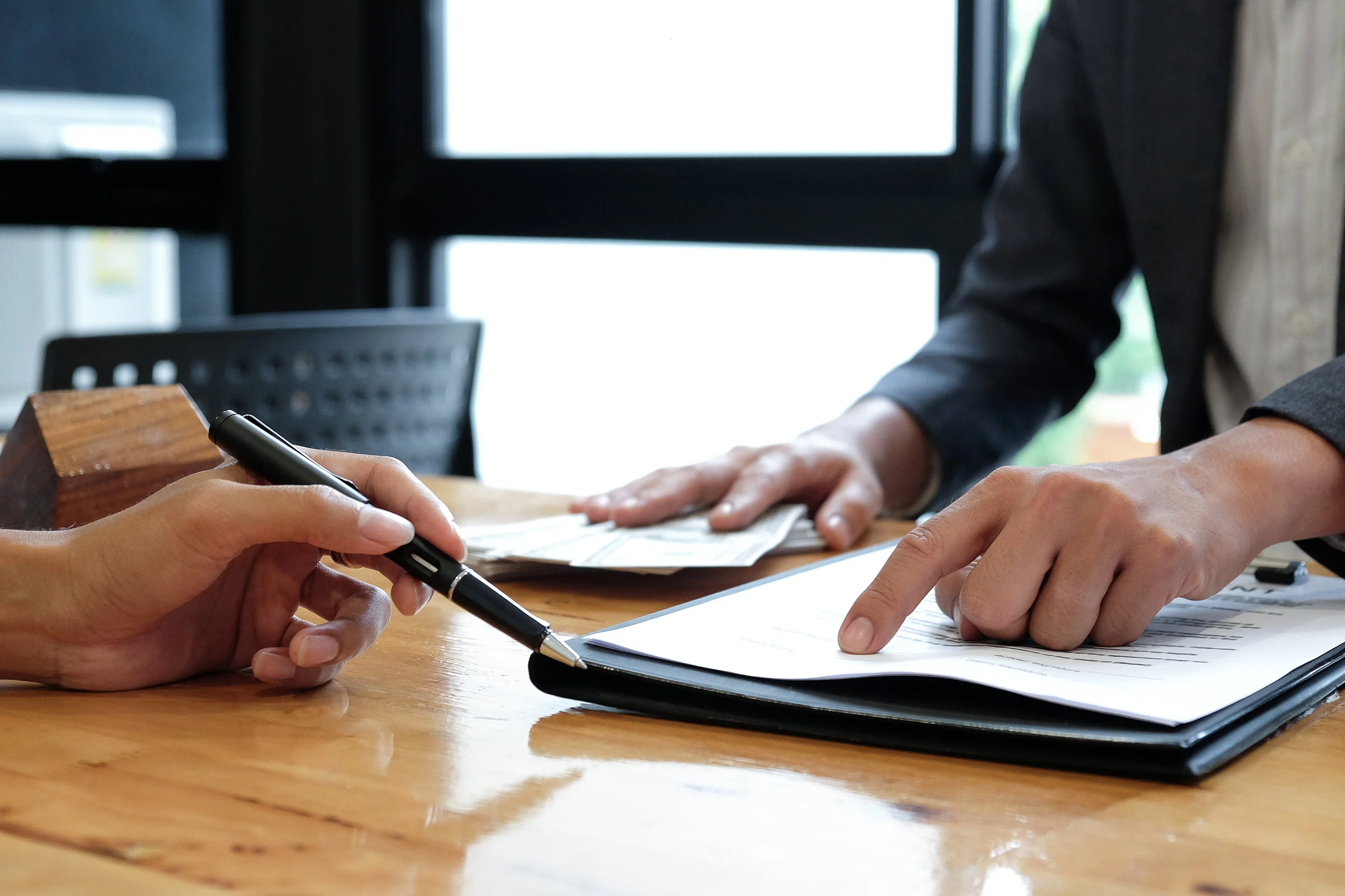 real-estate-brokers-pointed-to-signing-agreement-LDHRNUZ.jpg