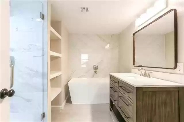 Master bathroom tub.jpg