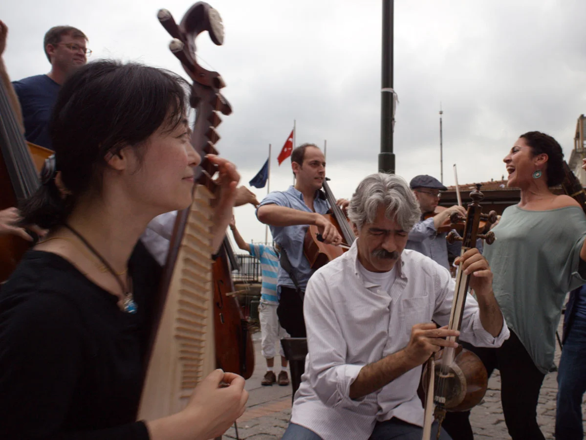 ob_abbe24_the-music-of-strangers-photo-2.jpg