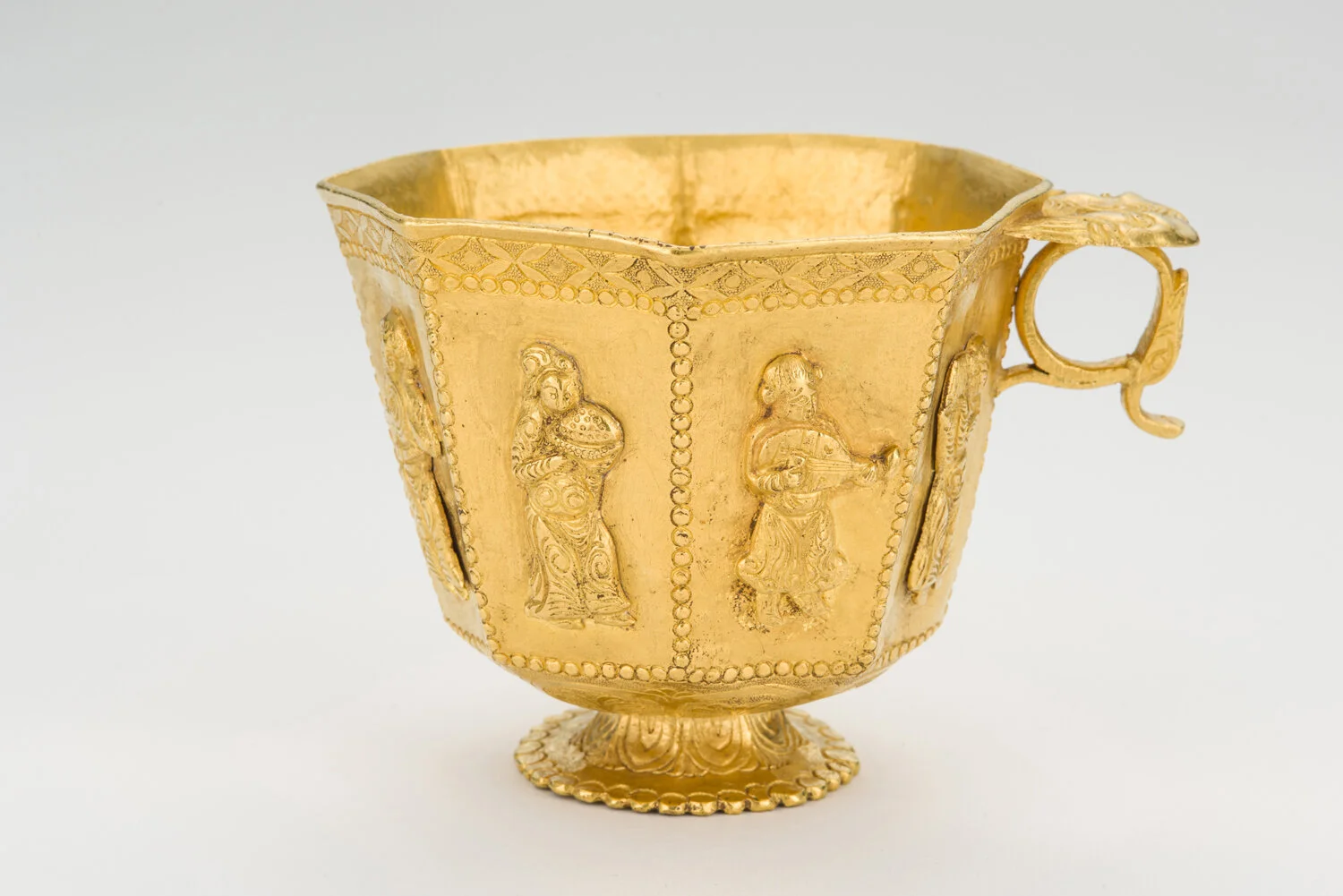 Tang Dynasty relics on show at Shanghai Museum