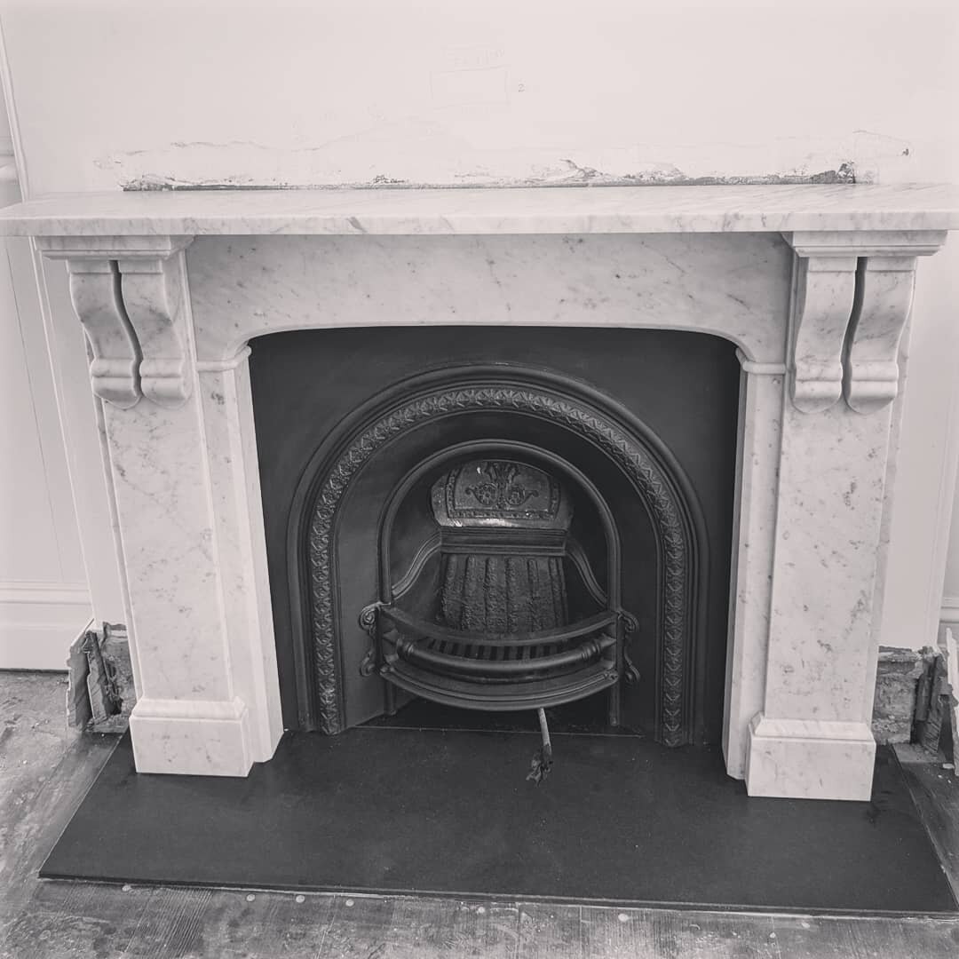 Custom made, Victorian split corble Carrara marble surrounds. Designed to match a restored Kilkenny limestone surround. 🔥#fireplace #fire #marble #mantelpiece #architecture #design #fireplacedecor #building #restoration #interiordesign #renovation