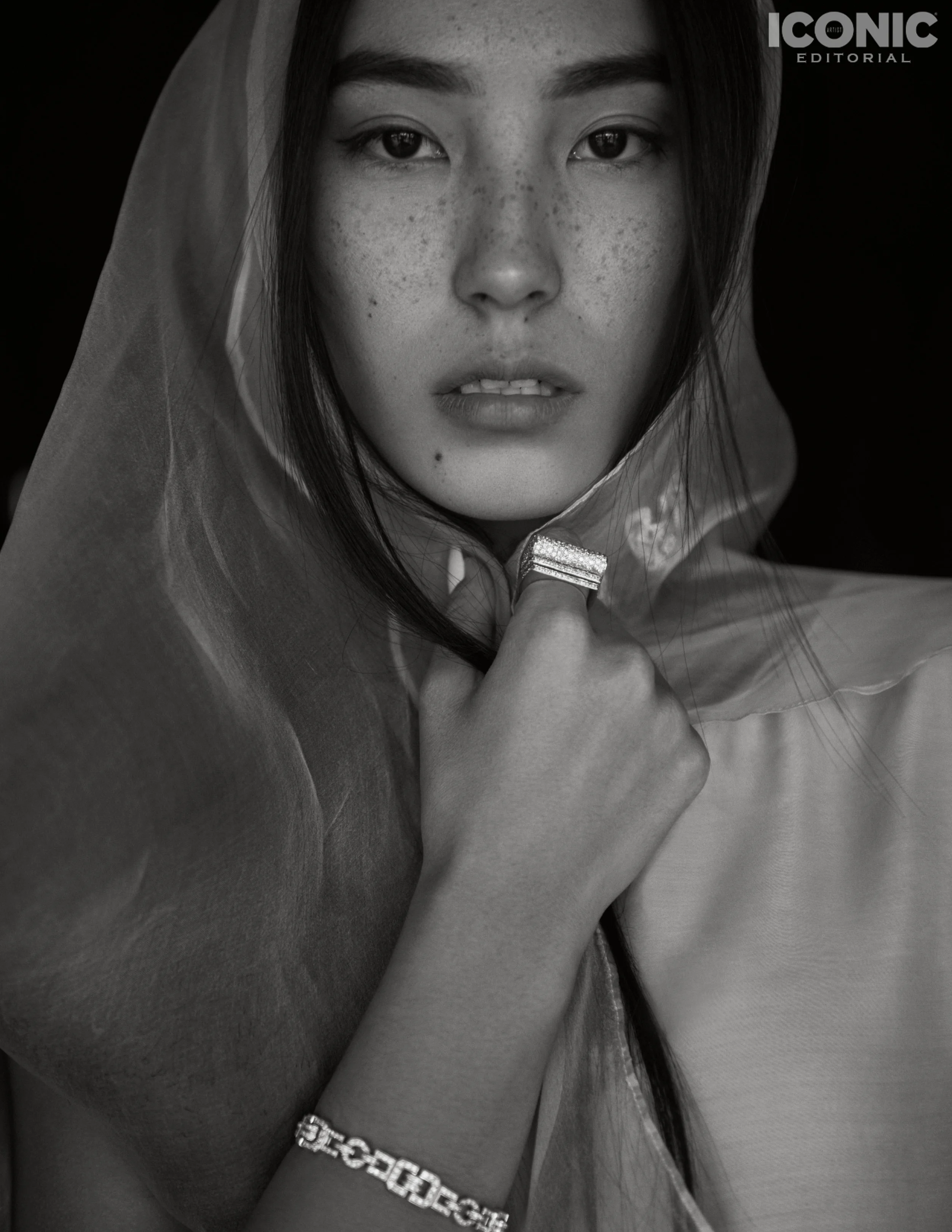 2/6 © Dora Mois