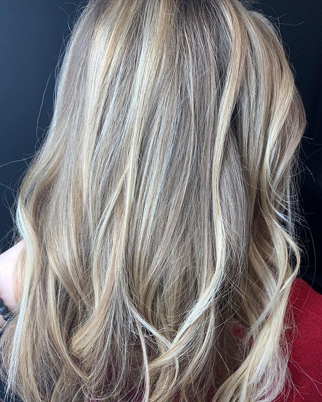 Brightened up my client for summer with some balayage! #balayage #blondebombshell #teasylights #blondhair #thatblendtho #paulmitchell @hair_by_sherr @envhairstudio