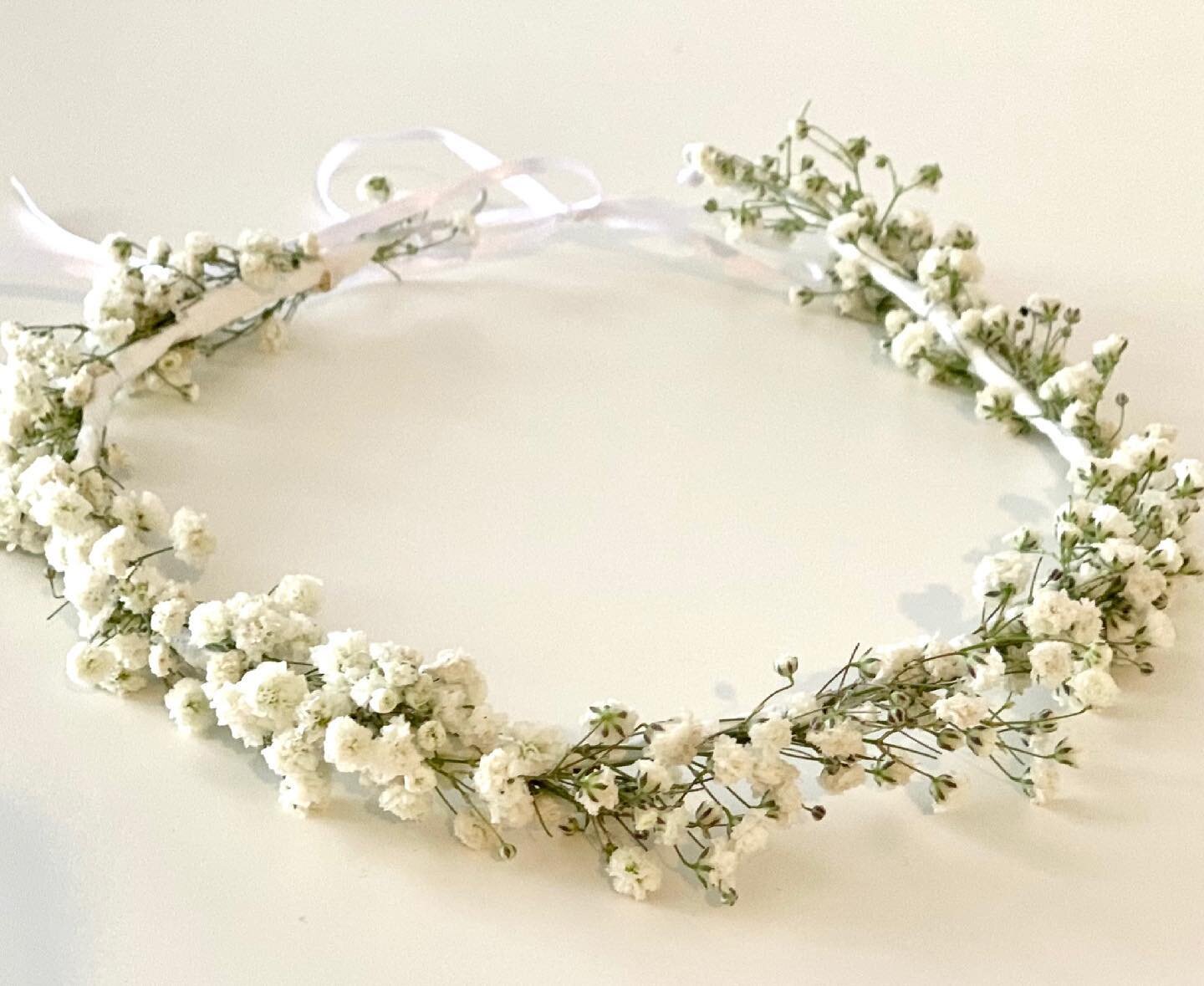 Dainty baby&rsquo;s breath flower girl crown to make sure she feels extra special.

#flowergirl
#babysbreathcrown
#flowergirlflowercrown
#babysbreath
#mudgeewedding