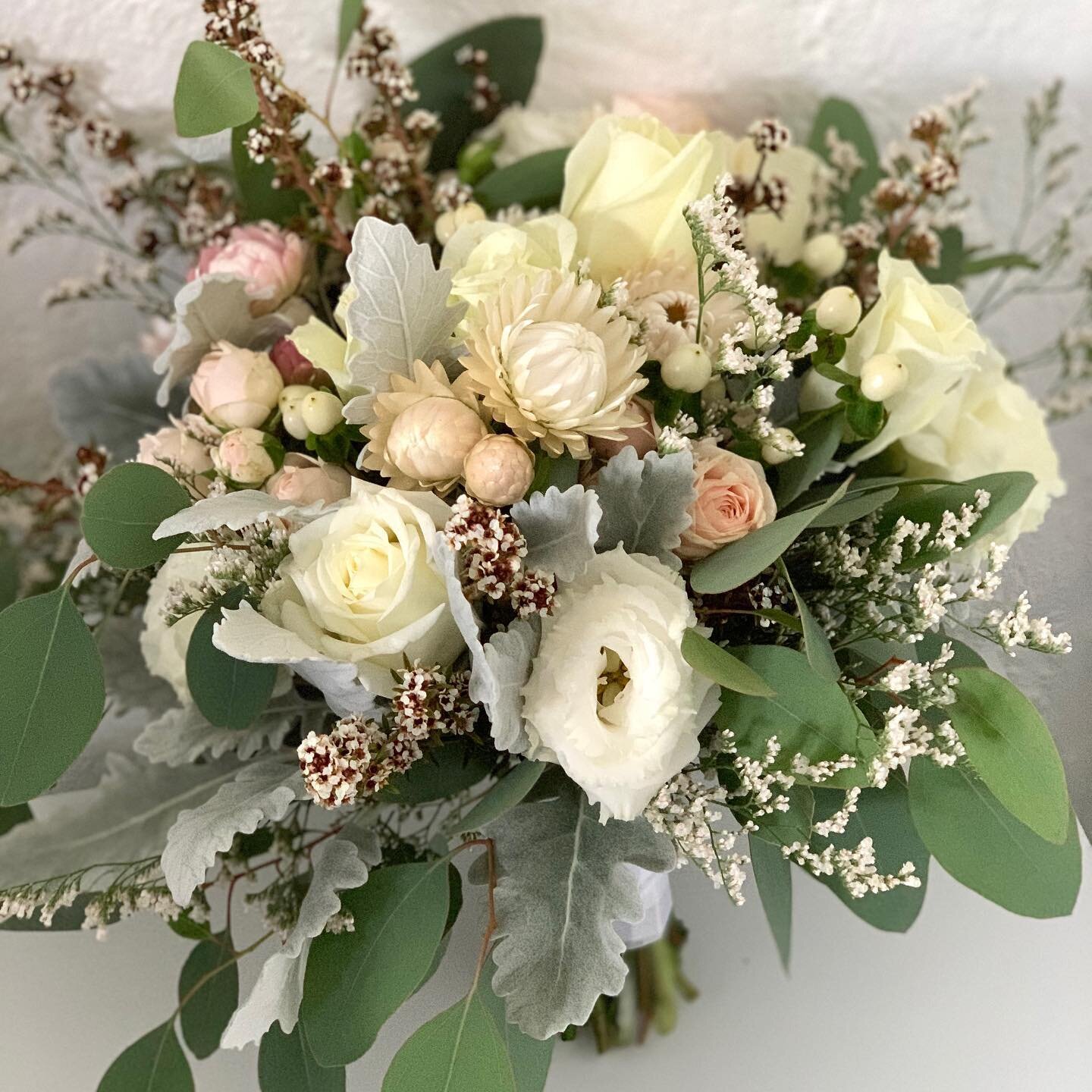 Soft textured pastel bouquet for this autumn wedding

#weddingbouquet
#bridesbouquet
#mudgeewedding
#weddingvibes
#gulgongwedding
#countrywedding
#mudgeeweddingflorist
#flowersparkle
#mudgeeflowers
#floristmudgee