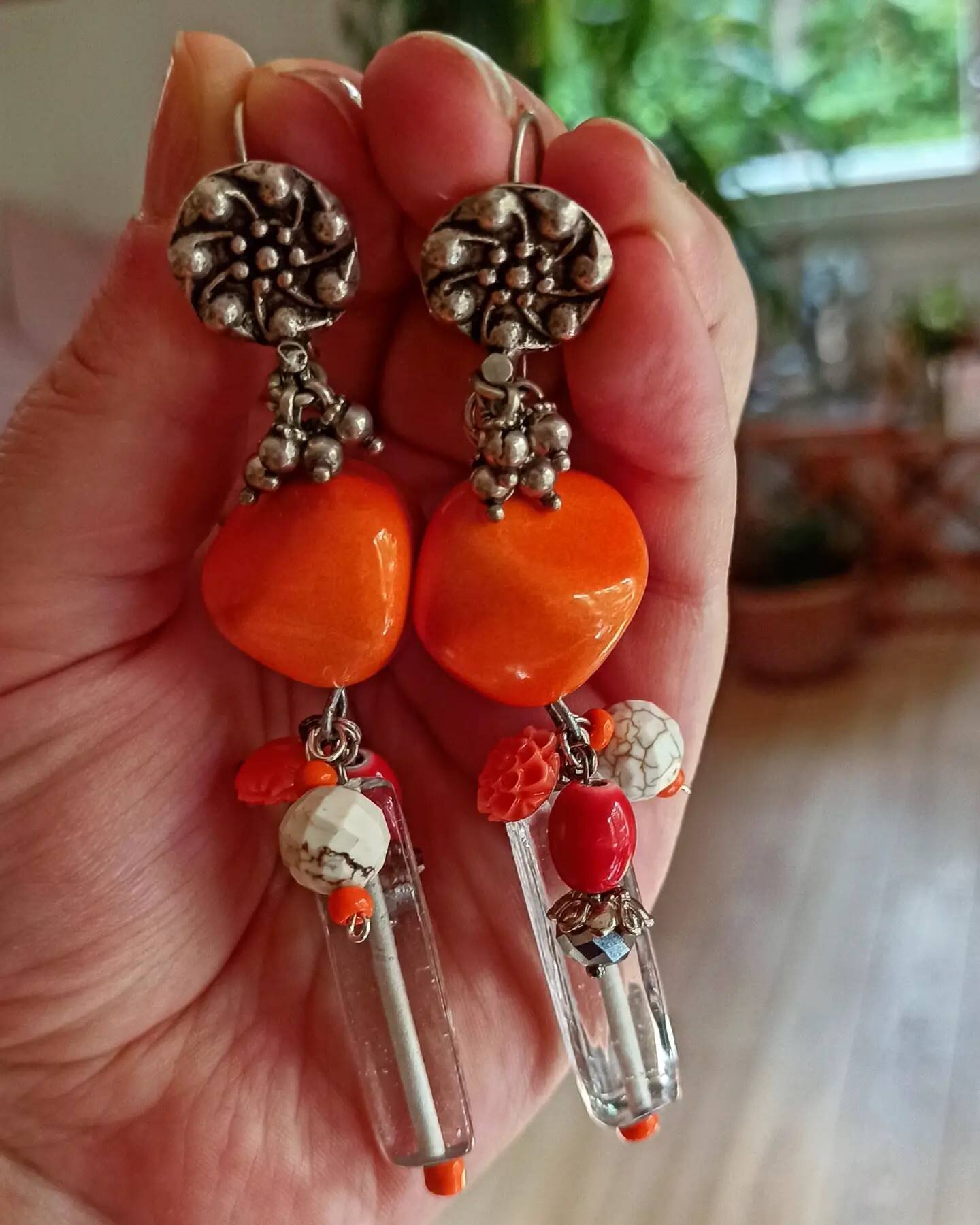 Stage director Martina Roos's personalised earrings for L'amore delle tre melarance collection. 
Perfect fall inspiration made with silver, Agathe and glass beads.
.
.
.
#lamoredelletremelarance #operajewellerydesigner #opera #opera_jewellery #operaj
