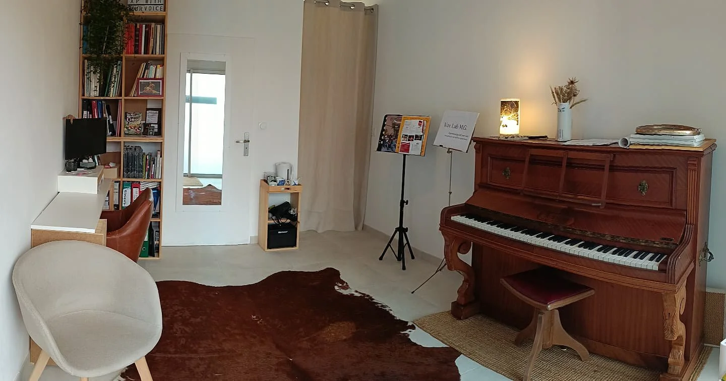 Drum rolls 🥁🥁 please !

Oyez oyez !!

I am excited, yet physically drained to share that the construction buildings are over, which means that I have moved my teaching studio into a proper music room... And it is very very cool to me !

Scores libr