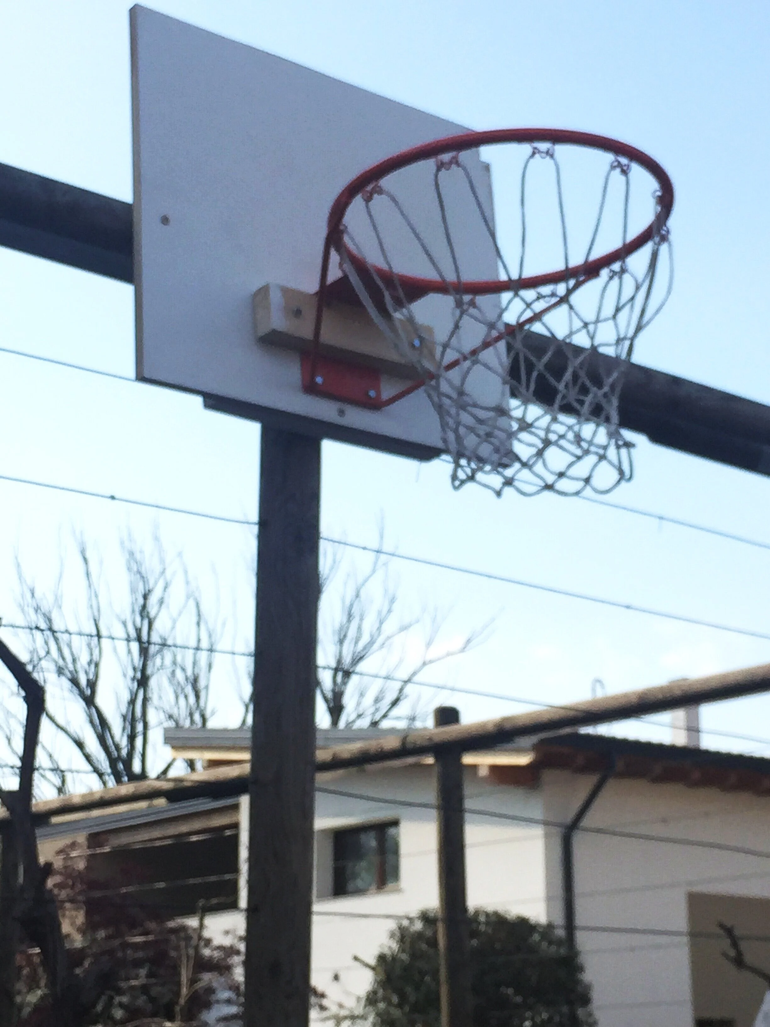 Training in cortile e un canestro nuovo