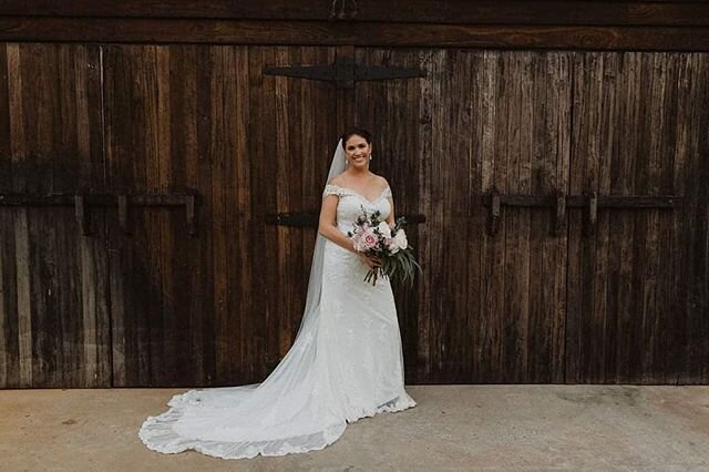 Our gorgeous Mel beautifully captured by @parishawkenphoto ! Blooms by @lamyrtle_style_house