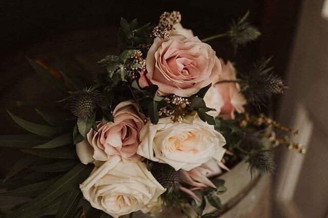 Blooms by one of our faves @lamyrtle_style_house 💖

@parishawkenphoto 📸