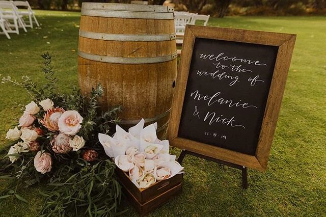 Ceremony details! 👌

Blooms by @lamyrtle_style_house I Welcome sign by @emmalouisedesign I @parishawkenphoto