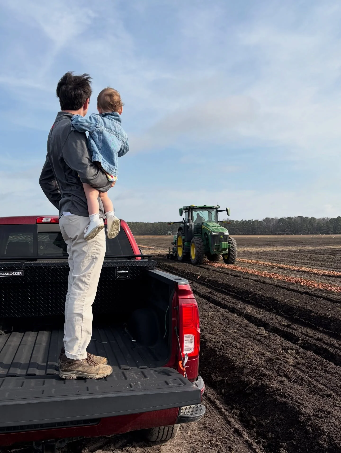 Bedding sweetpotatoes is a family affair 🥰

#familyfarm #franciesfinest #sweetpotatoes #ncsweetpotatoes