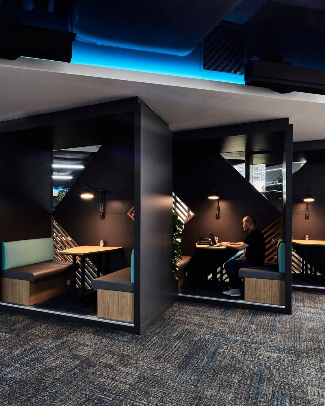  Semi-private booths in a casual setting and filtered natural light creates an environment attuned to productivity and inspiration 