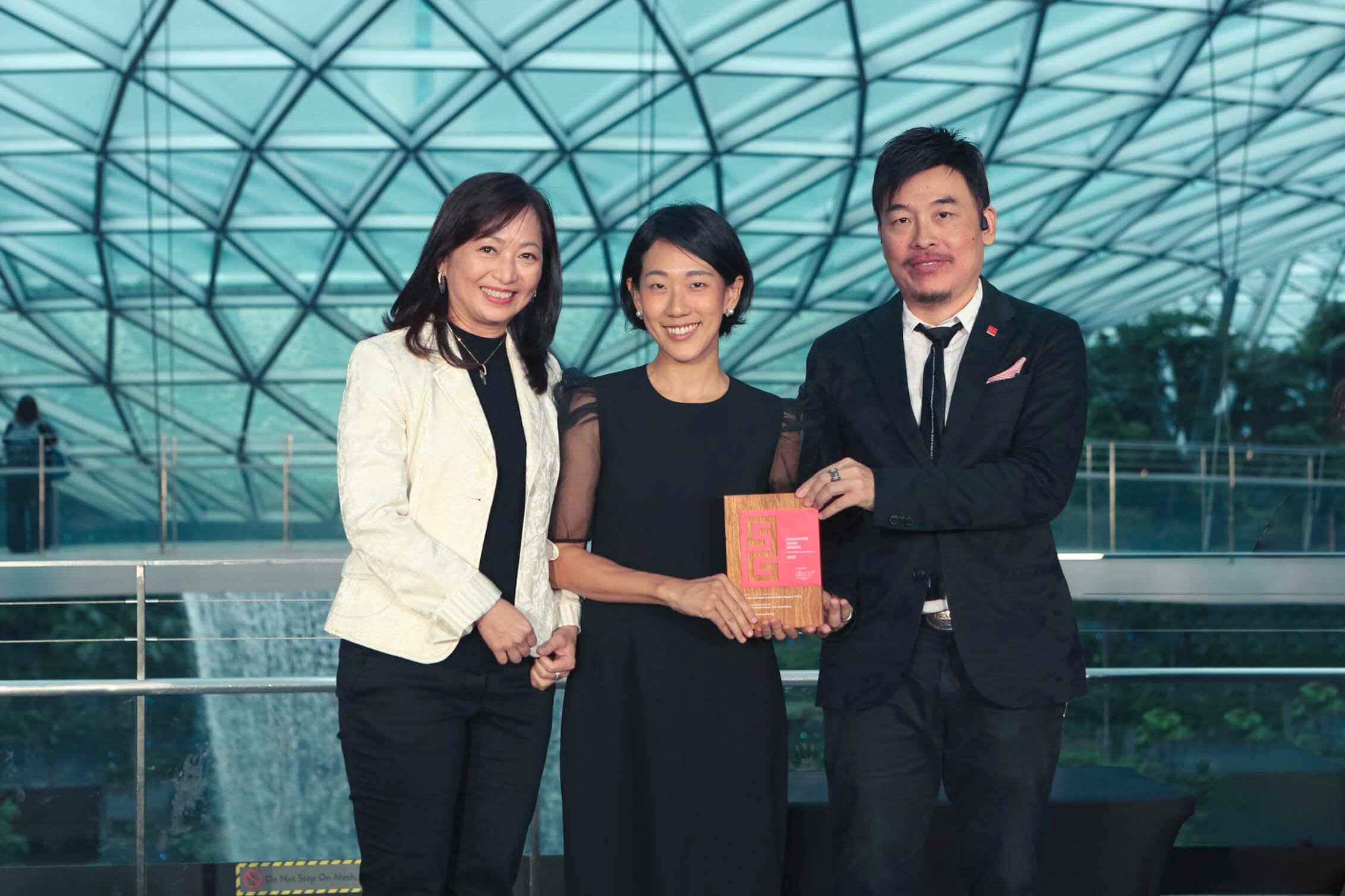  Nu Skin's Cheryl Chua (left) and Conexus Studio’s Nat Jentraichan (right) recieving the award on stage. 
