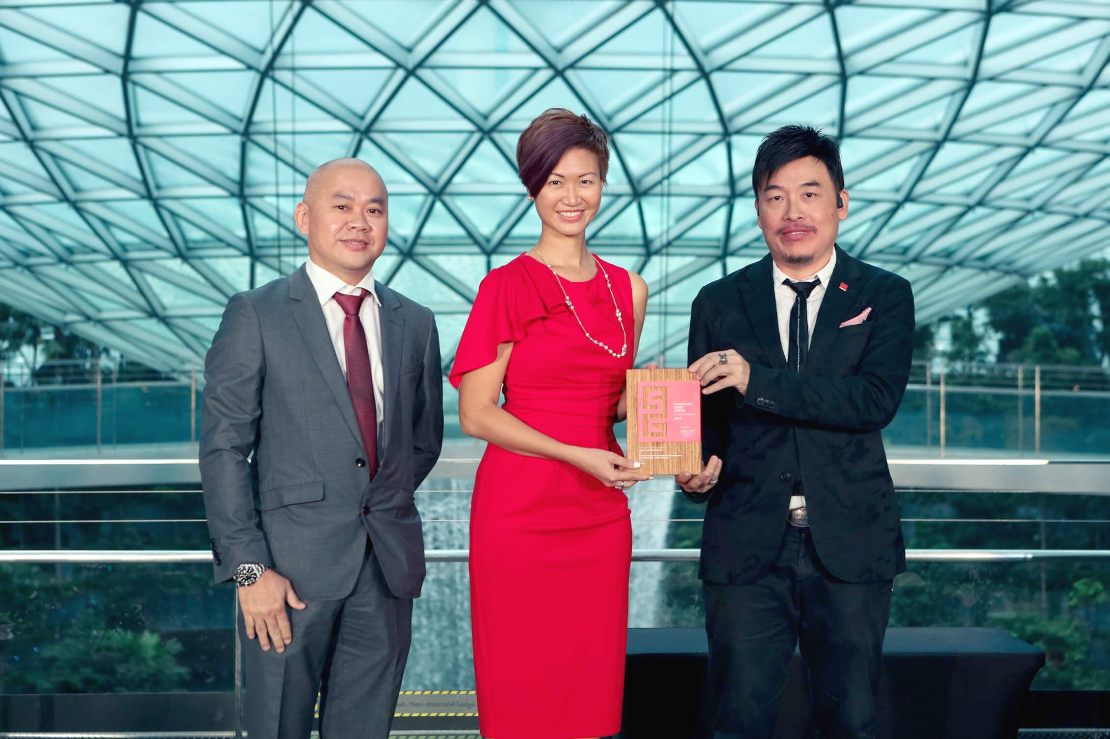  Conexus Studio’s Aviruth Trungtreechart (left) and Hegen’s Rebecca Sit (right) recieving the award on stage. 