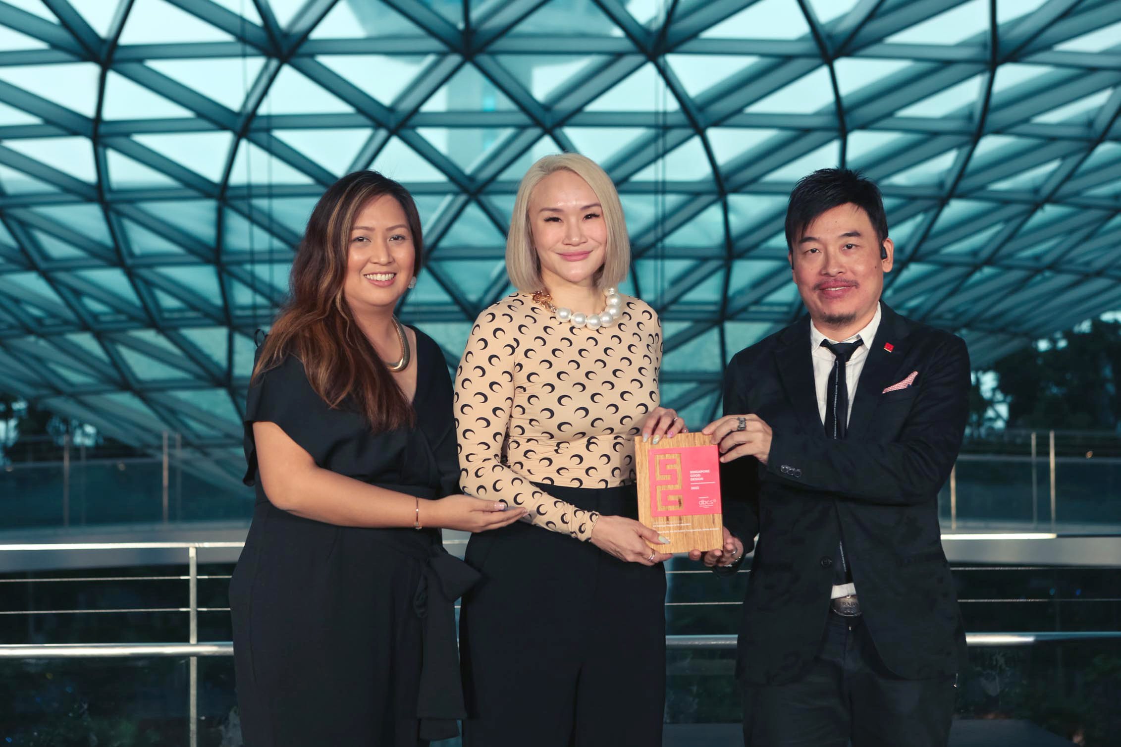  Conexus Studio’s Althea Almazar (left) and 8VI’s Low Ming Li (right) recieving the award on stage. 